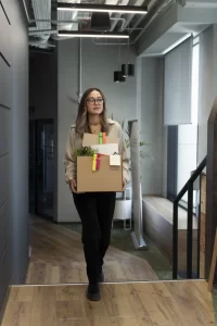 Mudanzas para oficinas; Mujer acomodando las cosas en su nueva oficina